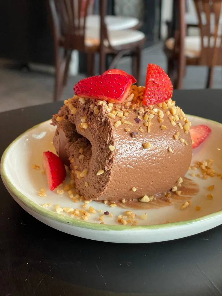 מוס שוקולד, בראנץ' ב-AKA