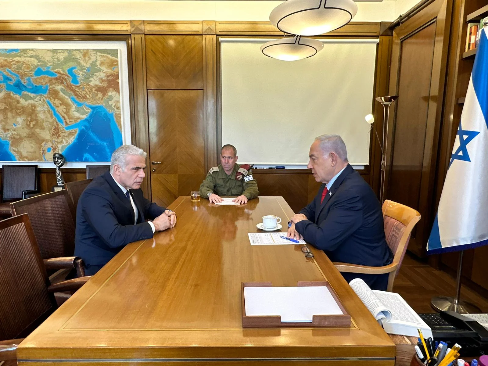 רה''מ נתניהו, ראש האופזיציה לפיד והמזכיר הצבאי אבי גיל בפגישת העדכון