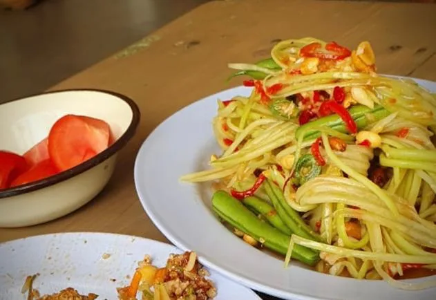 המחתרת התאילנדית, סום טאם, סלט פפאיה