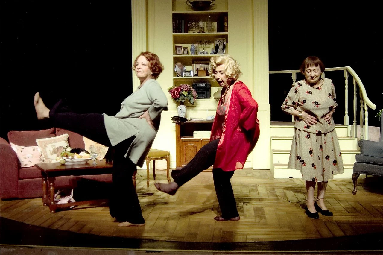 קידר (מימין) לצד ליא קניג ורבקה גור בהצגה ''מועדון האלמנות העליזות'' בתיאטרון הבימה, 2005