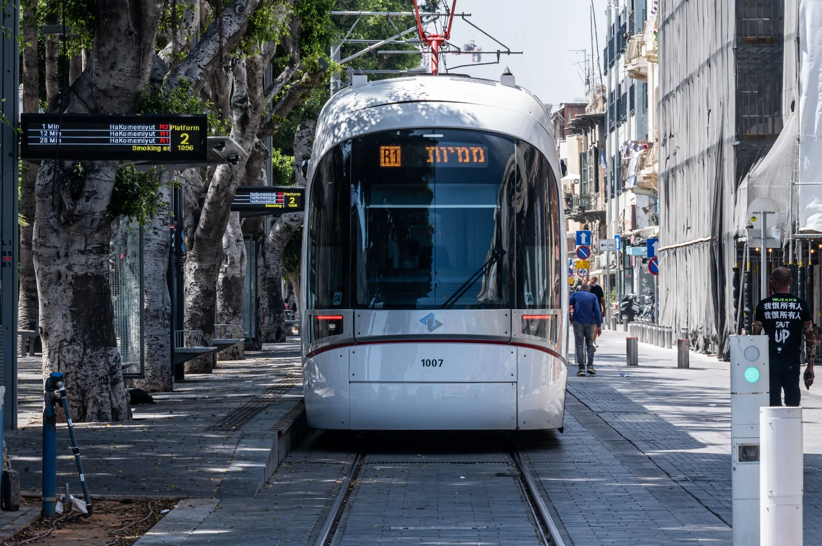 דנקל, תל אביב, הרכבת הקלה בנסיעת מבחן בשד' ירושלים ביפו