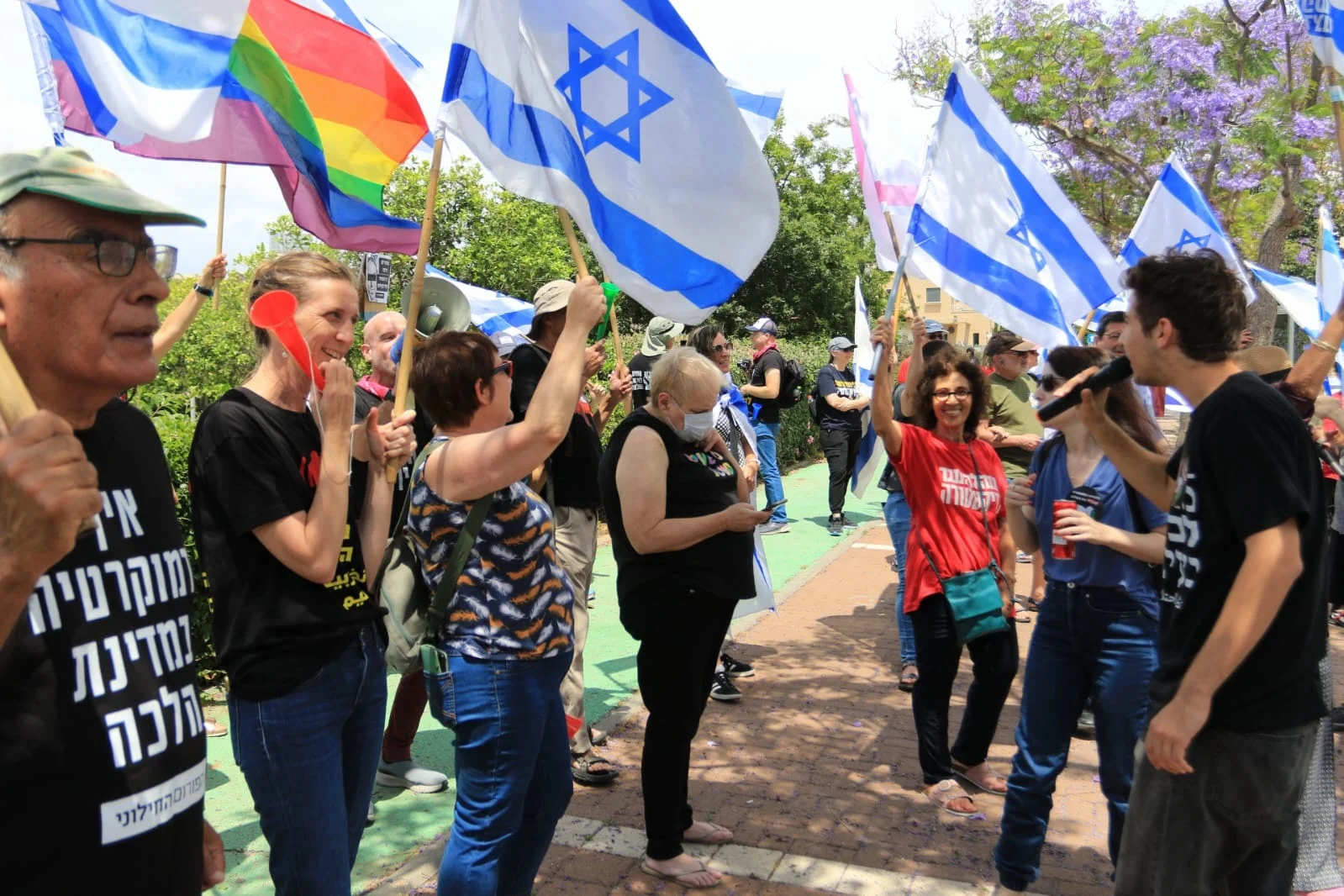 מפגינים מול השרה עידית סילמן