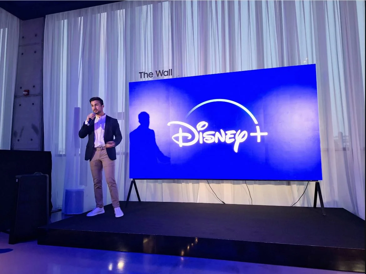 נציג דיסני+ באירוע סמסונג.