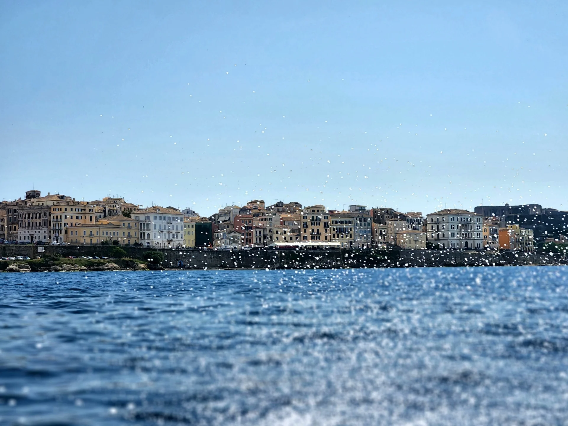 מבט משיט בסירה על קורפו העתיקה