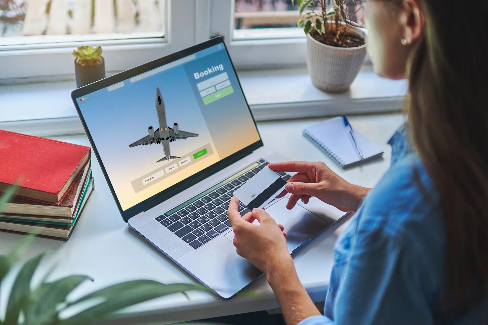 Online,booking,and,buying,plane,tickets,using,computer,and,מציאת טיסה זולה