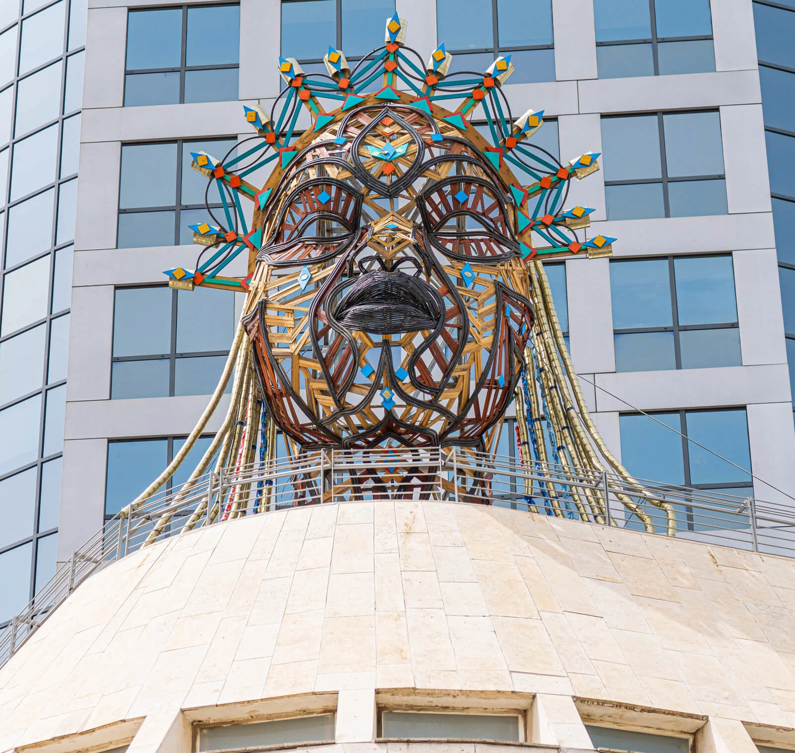 האישה הגדולה על הגג של דיזנגוף סנטר בתערוכה כאילו אין מחר