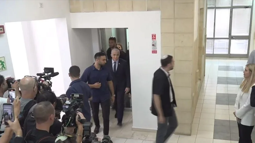 יאיר לפיד מגיע לבית המשפט