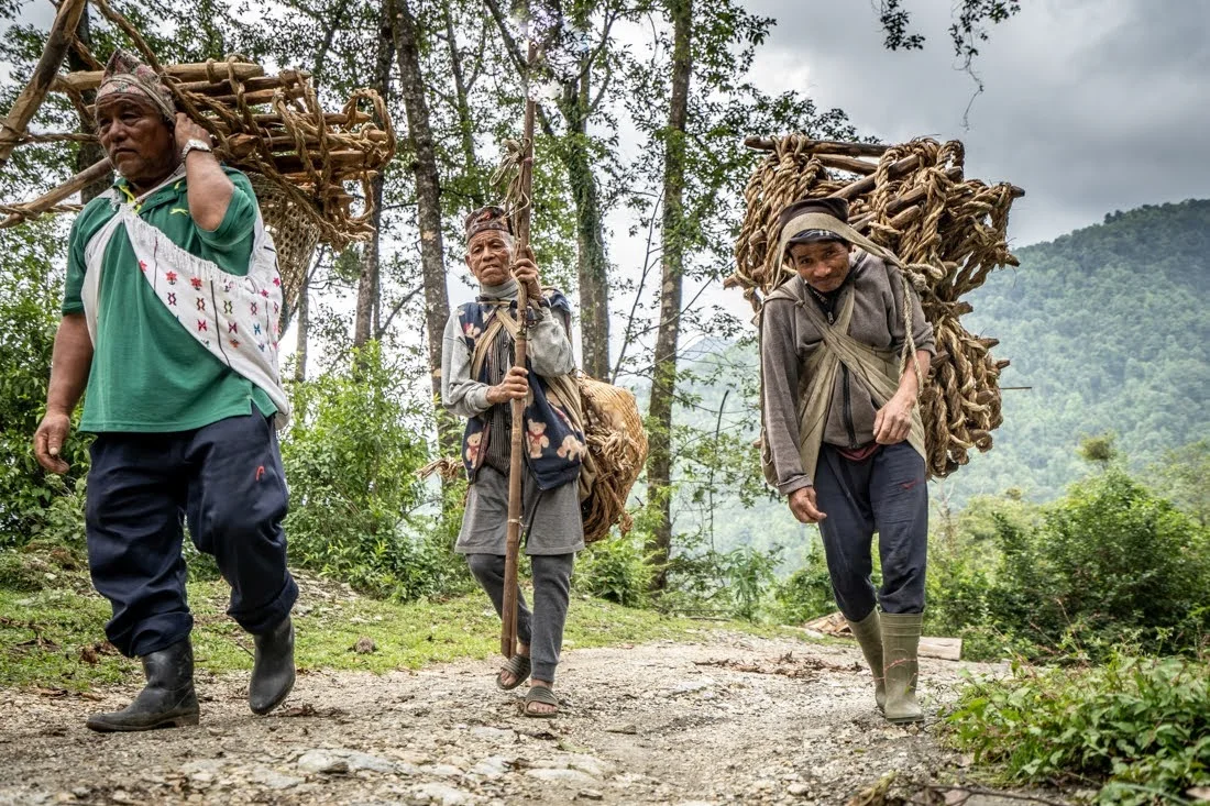 המסע בעקבות ציידי הדבש במצוקי ההימאליה בנפאל