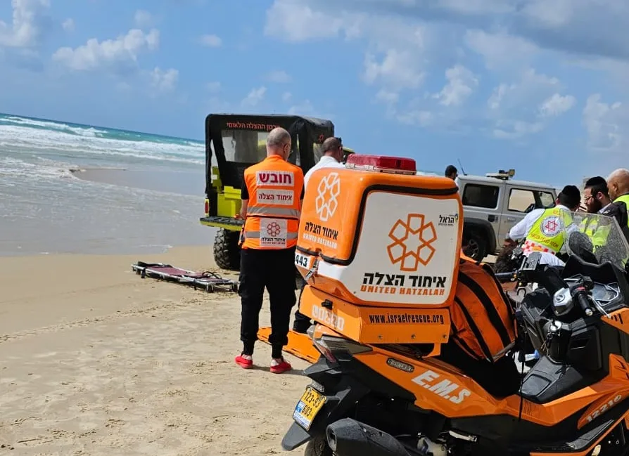 אמבולנס בים בחוף בנתניה