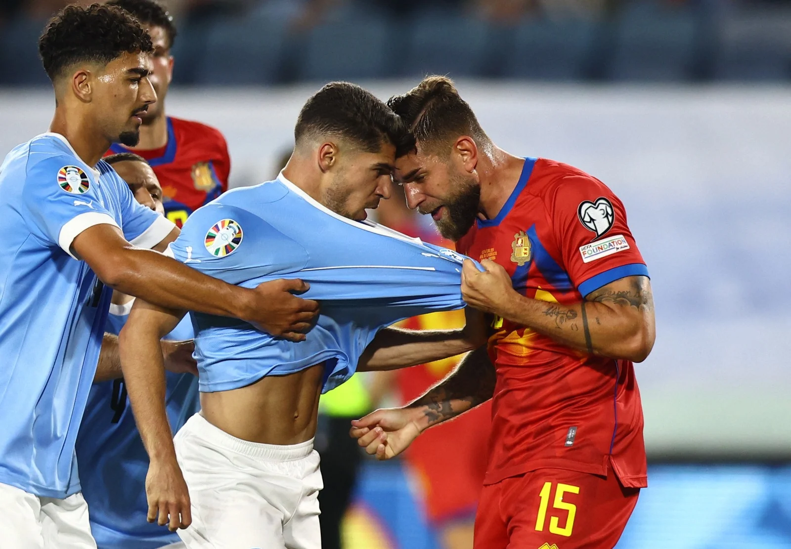 מנור סולומון בעימות עם שחקן נבחרת אנדורה