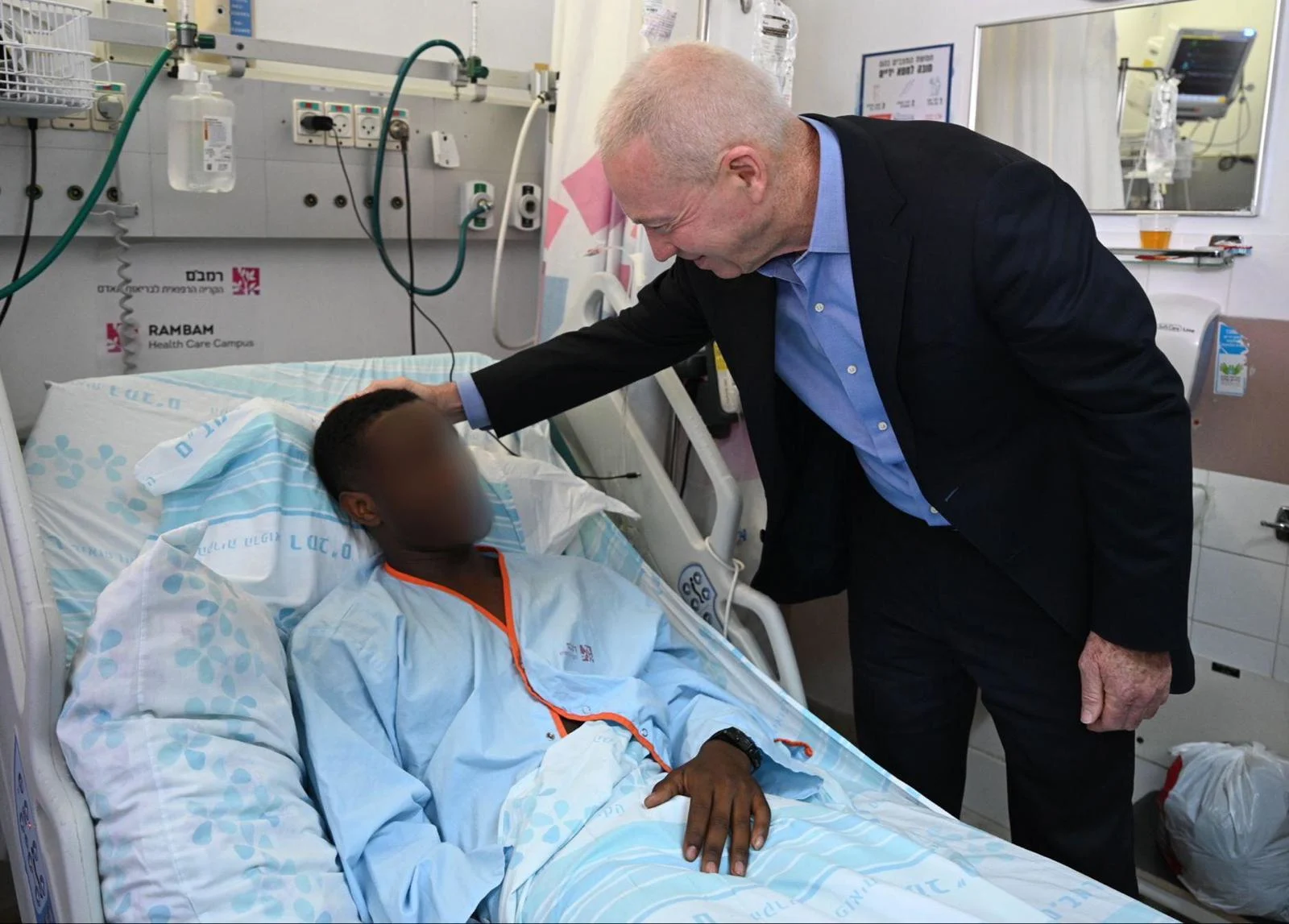 שר הביטחון גלנט בביקור אצל הלוחמים שנפצעו בג'נין