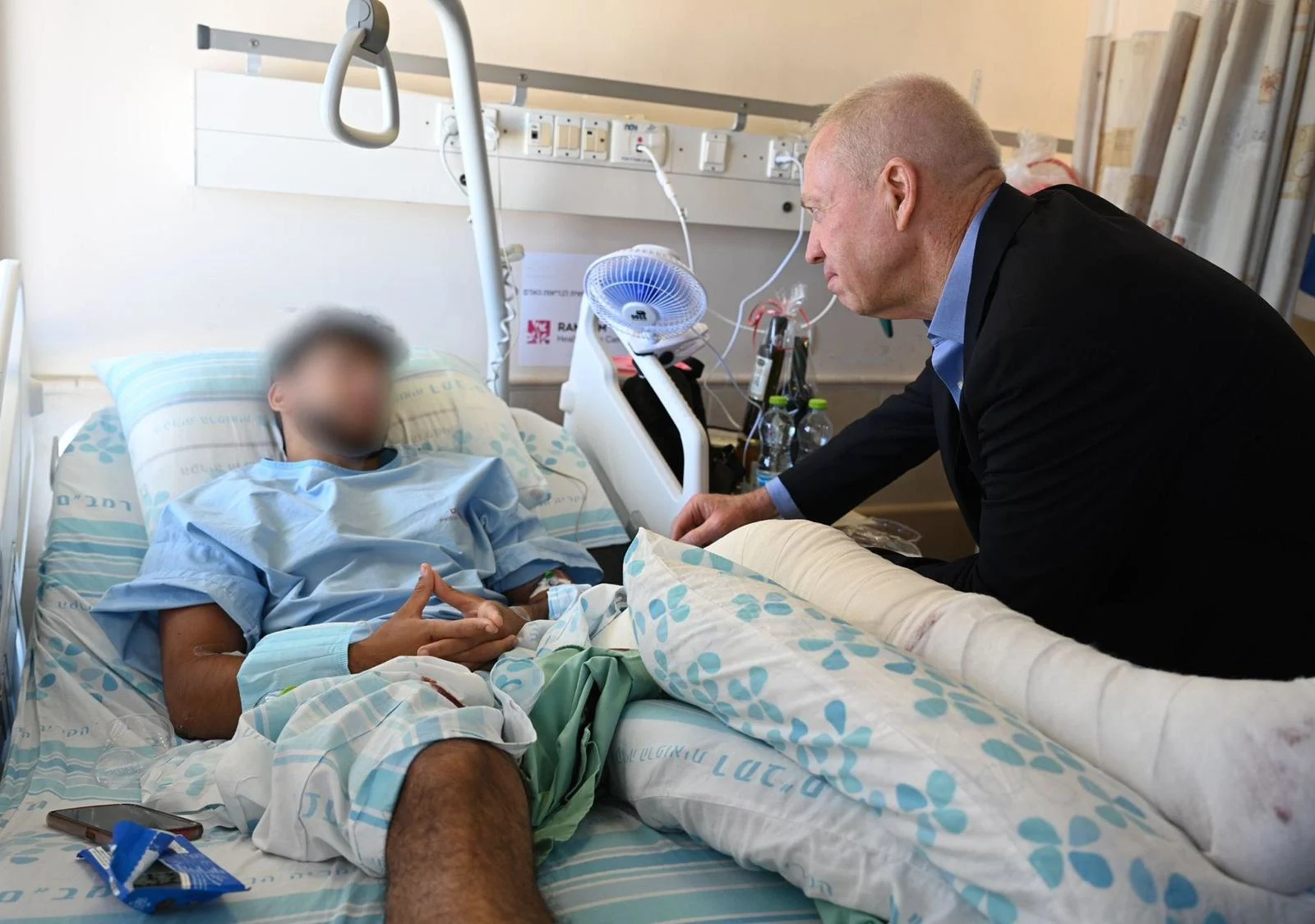 שר הביטחון גלנט בביקור אצל הלוחמים שנפצעו בג'נין