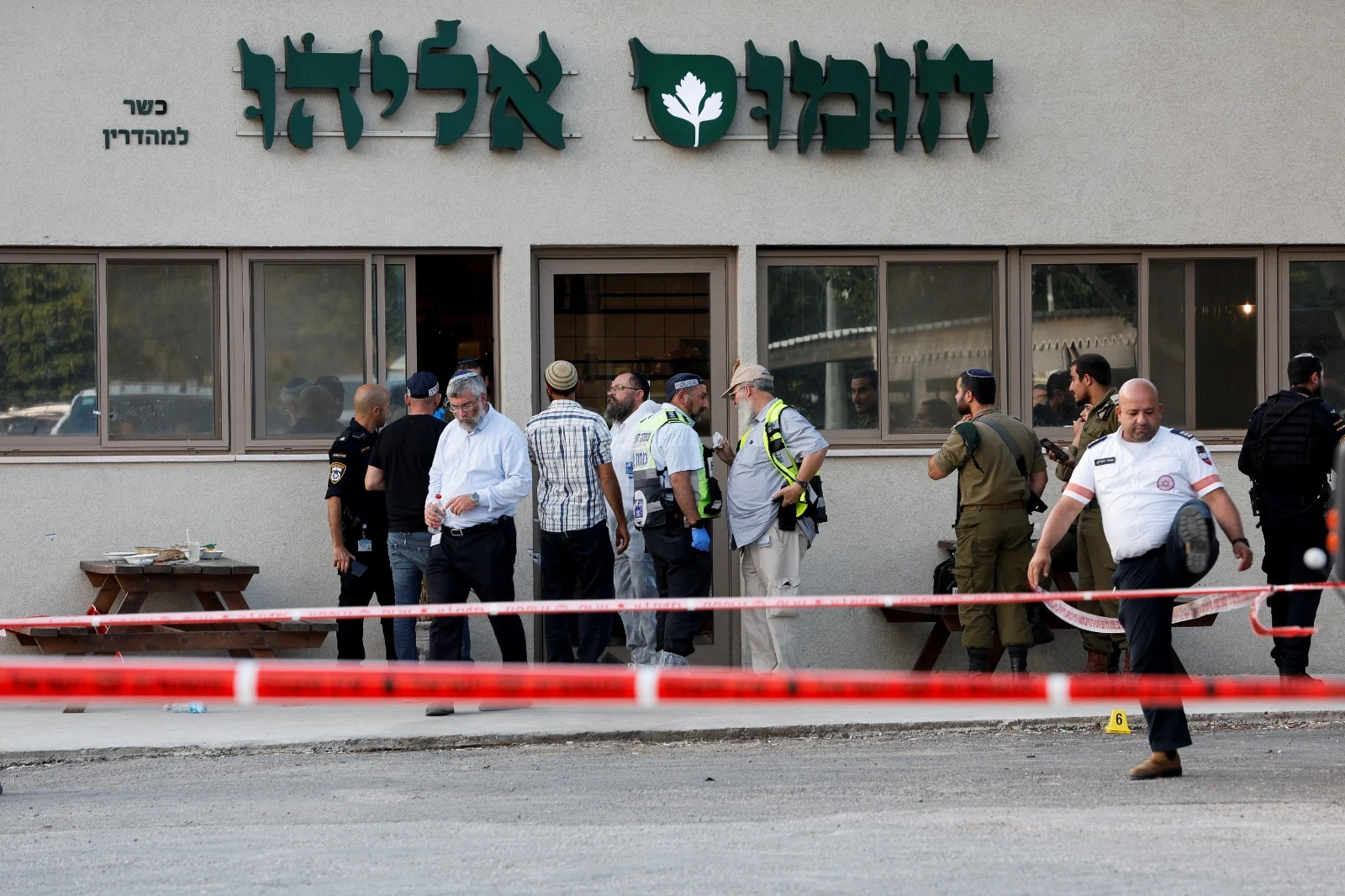 אנשי כוחות הביטחון בתוך המסעדה שהותקפה בעלי