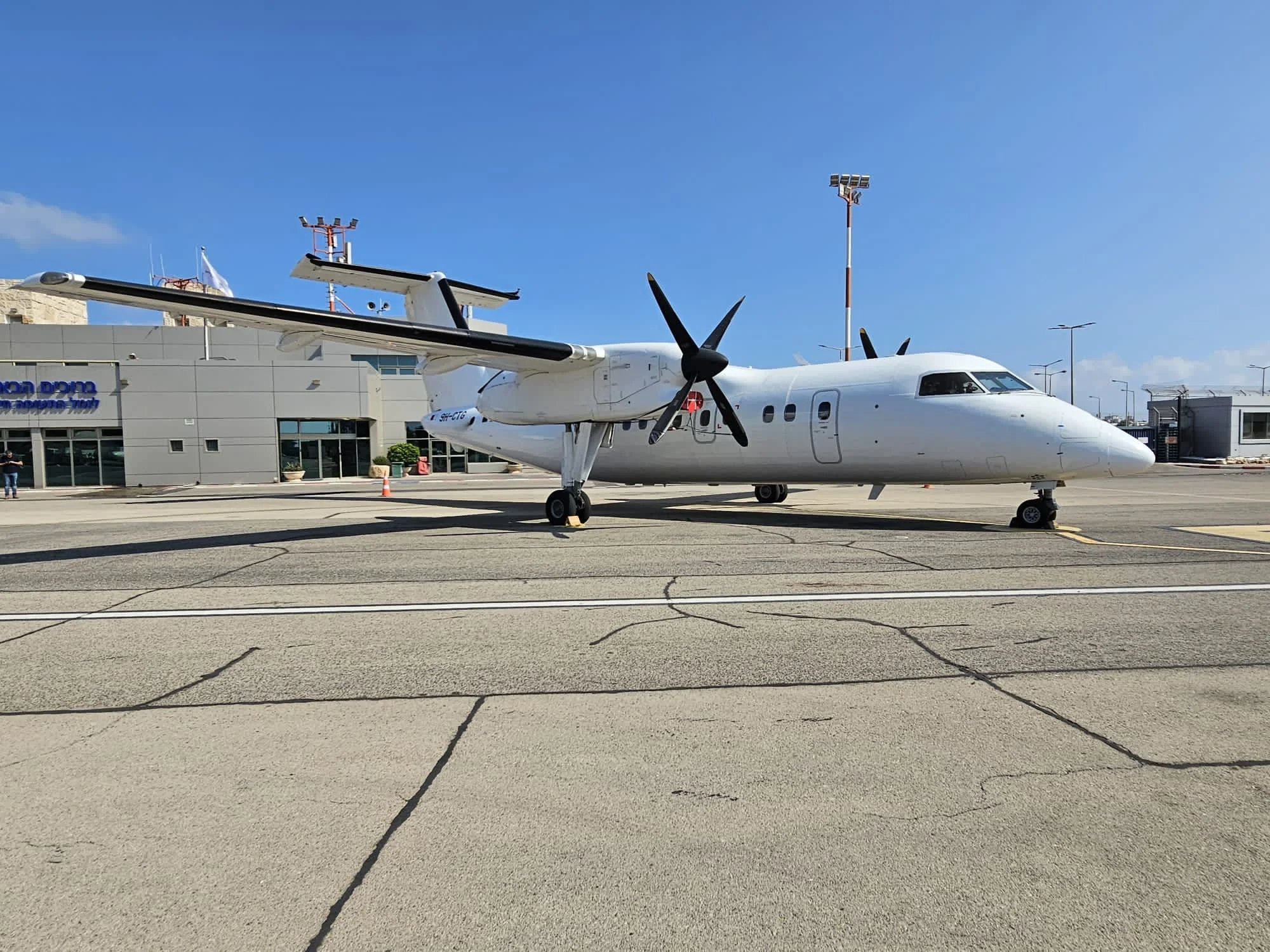 מטוס Dash-8 של יוניברסל אייר מלטה