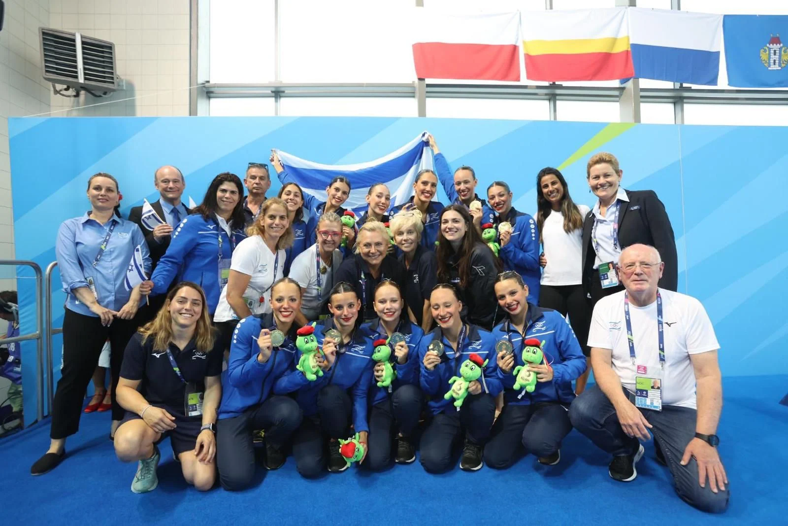 נבחרת השחייה האומנותית עם דגל ישראל