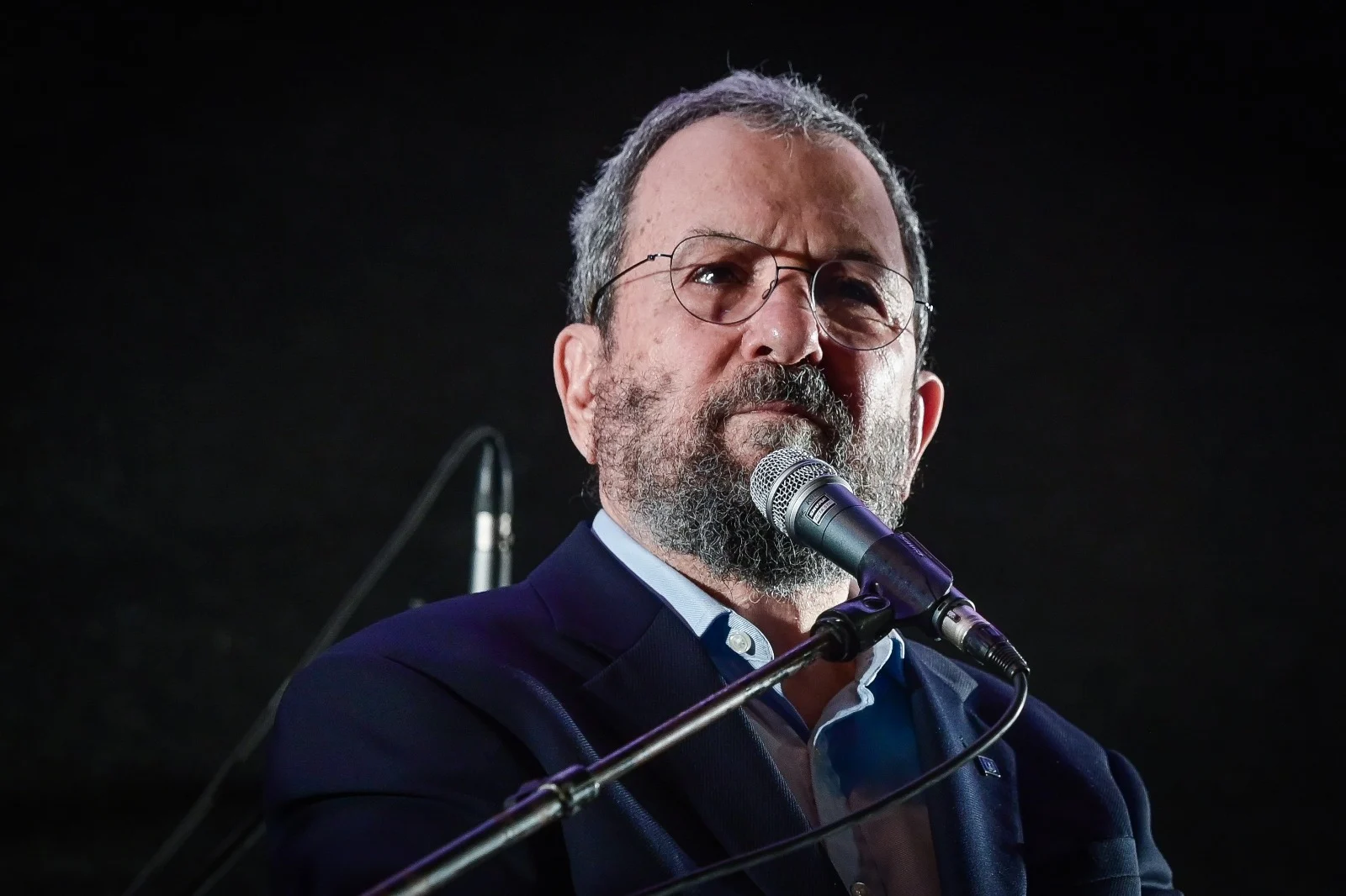 רה''מ לשעבר אהוד ברק בהפגנה נגד המהפכה המשפטית בתל אביב