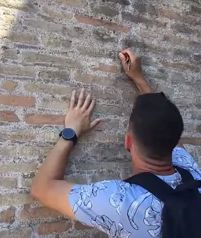 התייר שחרט את שמו ושם בת זוגו על הקולוסיאום