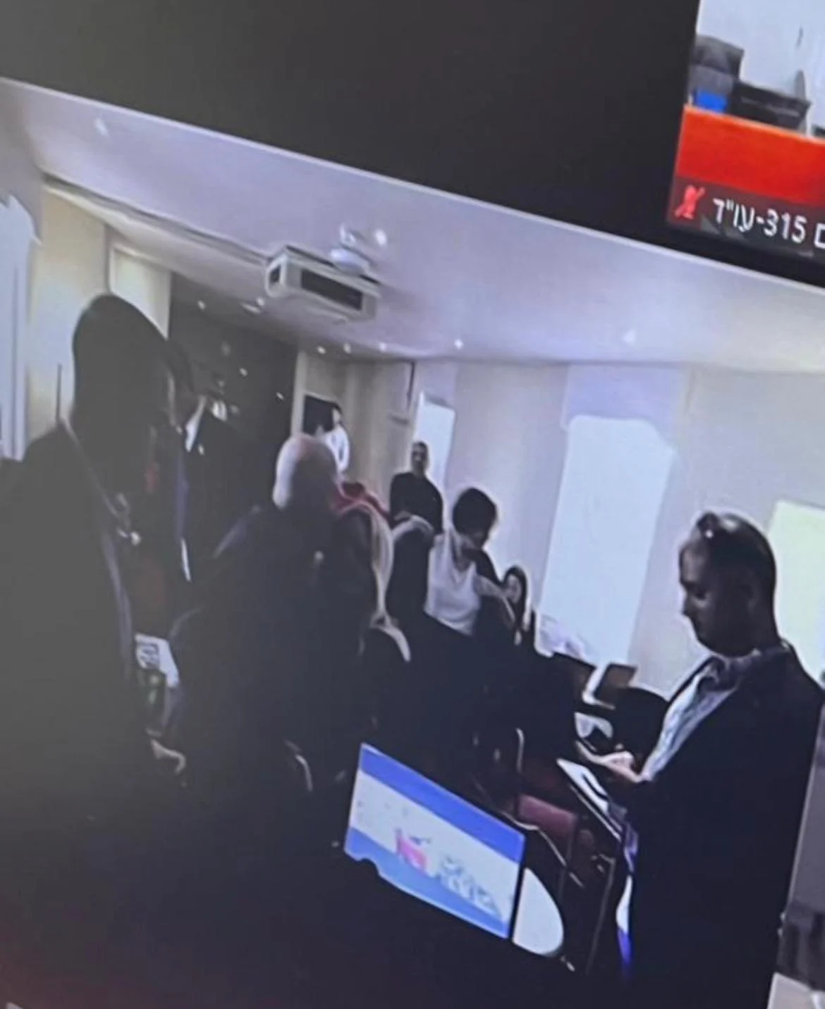 ארנון מילצ'ן ושרה נתניהו מתחבקים לפני פתיחת הדיון