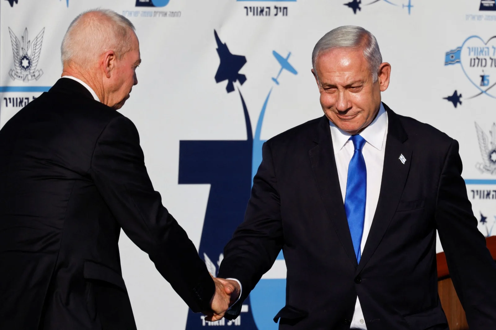 רה''מ נתניהו ושר הביטחון גלנט בטקס סיום קורס טיס בחצרים