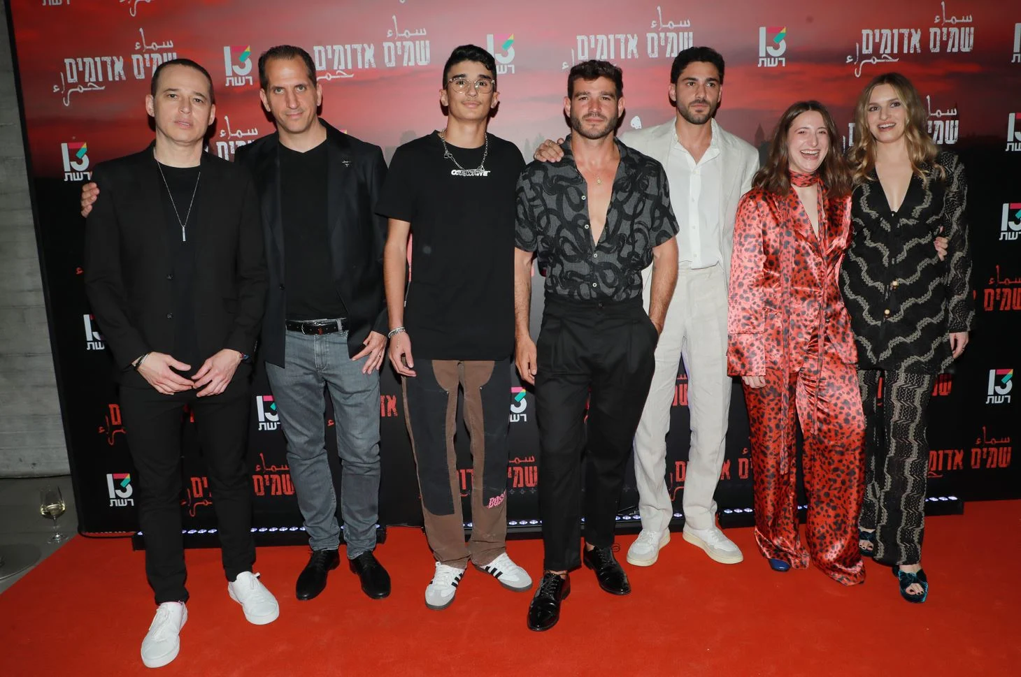 היוצרים והשחקנים בפרמיירה של שמים אדומים