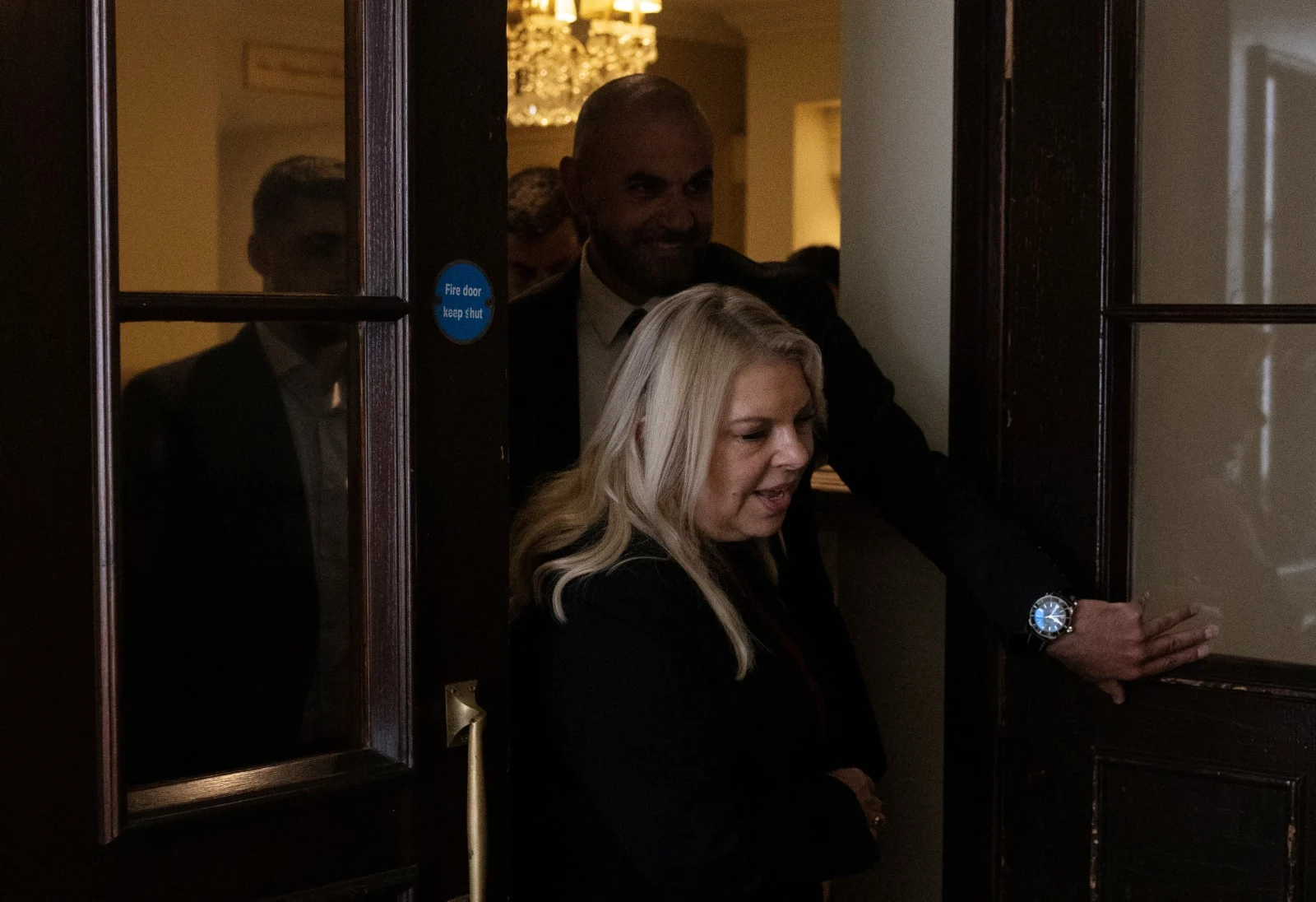 משפט, תיק 1000, שרה נתניהו מגיעה לאולם בו מילצ'ן מעיד בברייטון