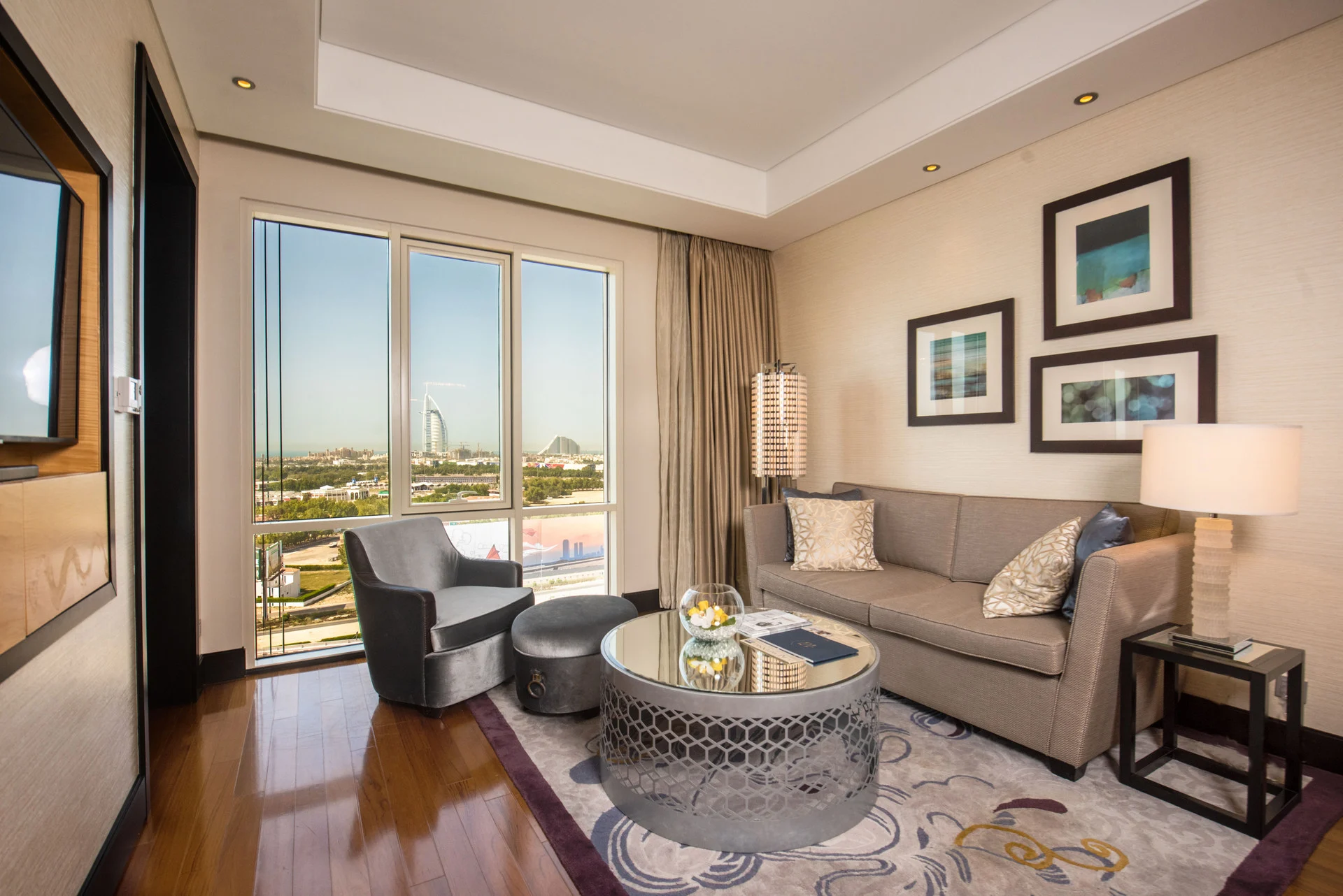 סלון עם נוף לבורג׳ אל עראב מלון קמפינסקי