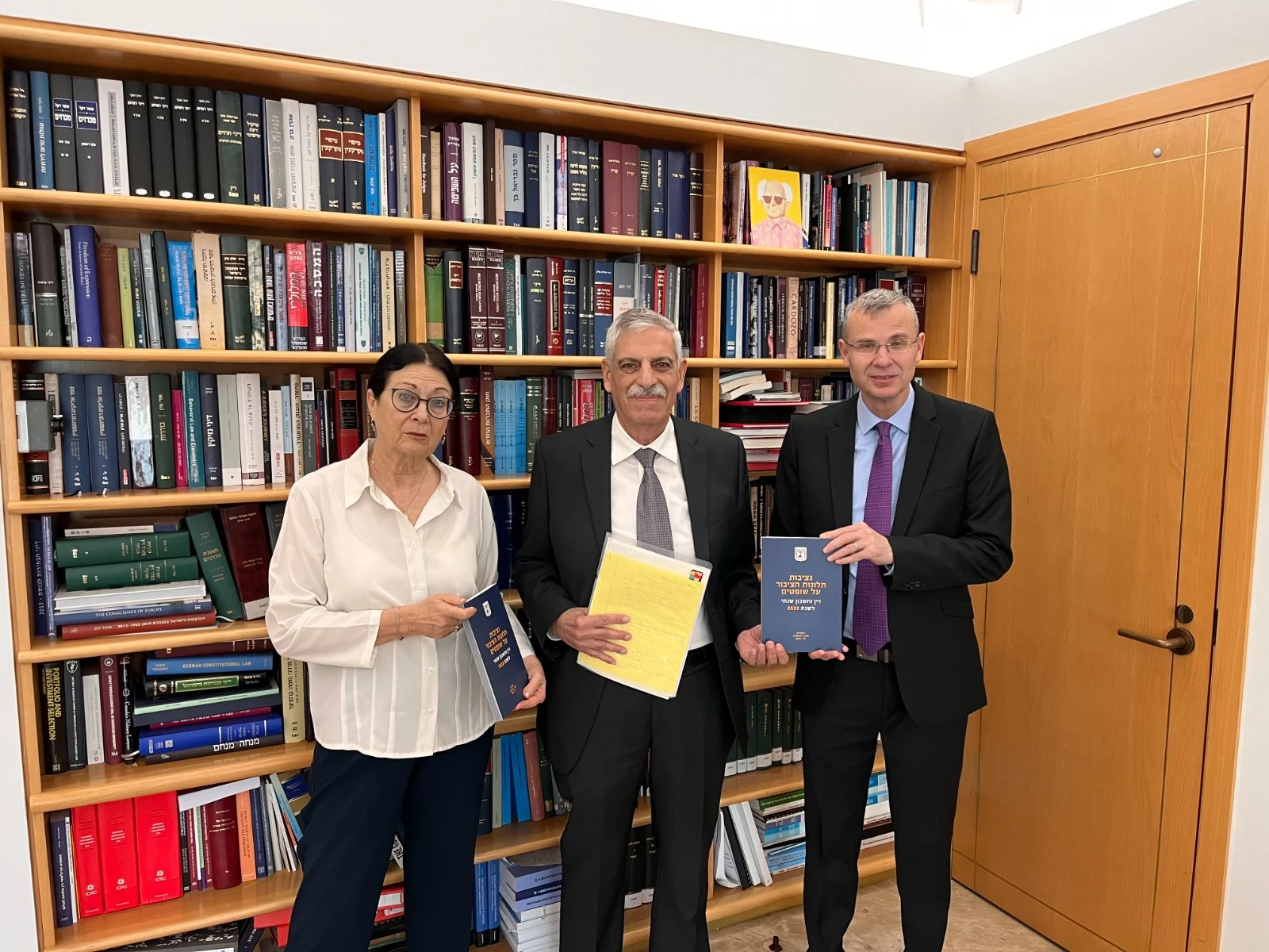 הענקת הדו''ח בנוכחות שר המשפטים יריב לוין, נשיאת בית המשפט העליון אסתר חיות והנציב אורי שהם