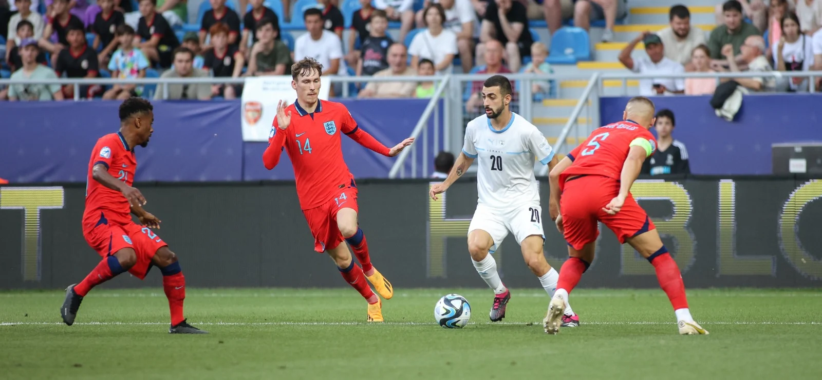 הישאם לאיוס מול שחקני ההגנה האנגלים