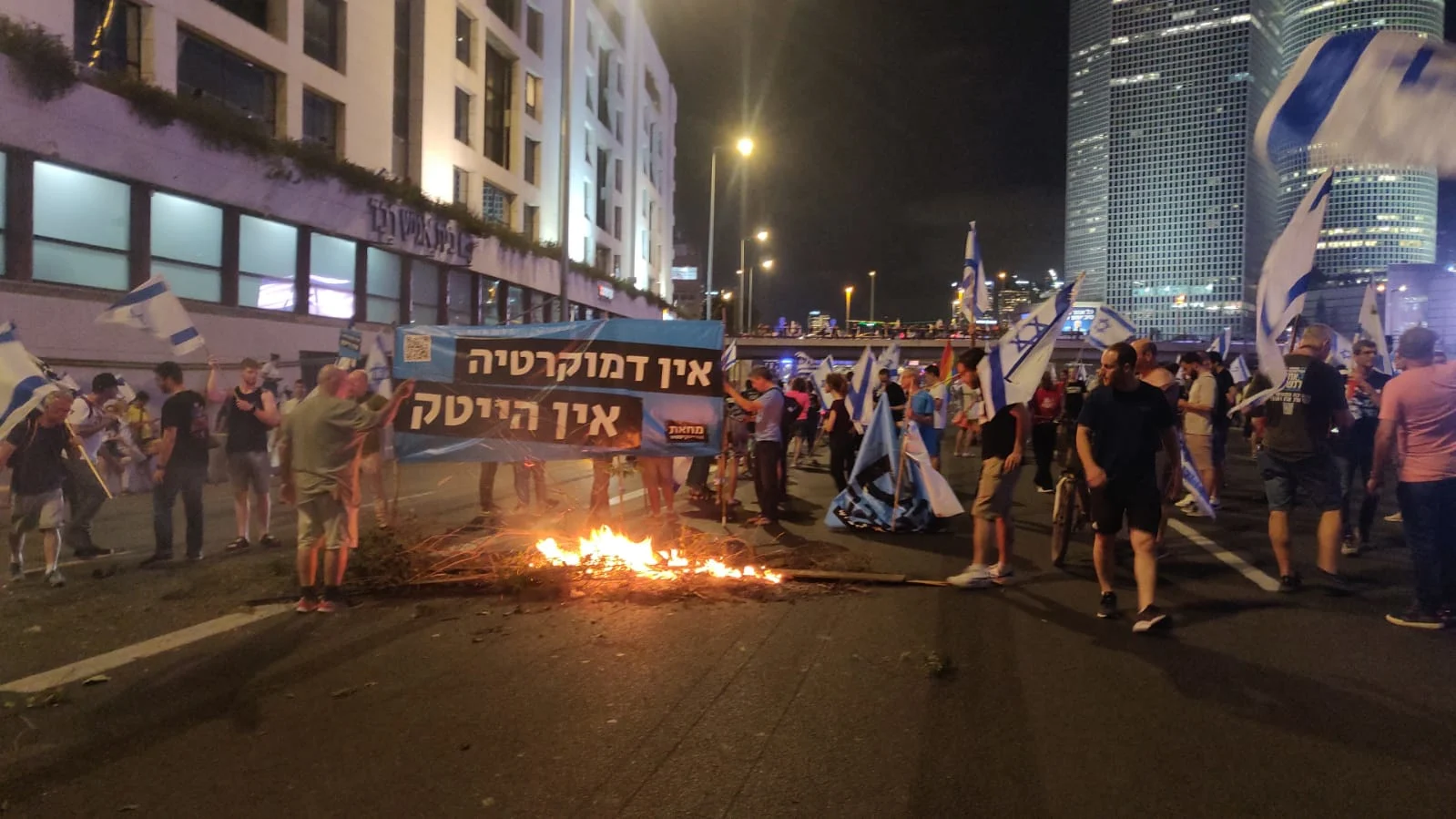 מפגינים מדליקים מדורה באיילון