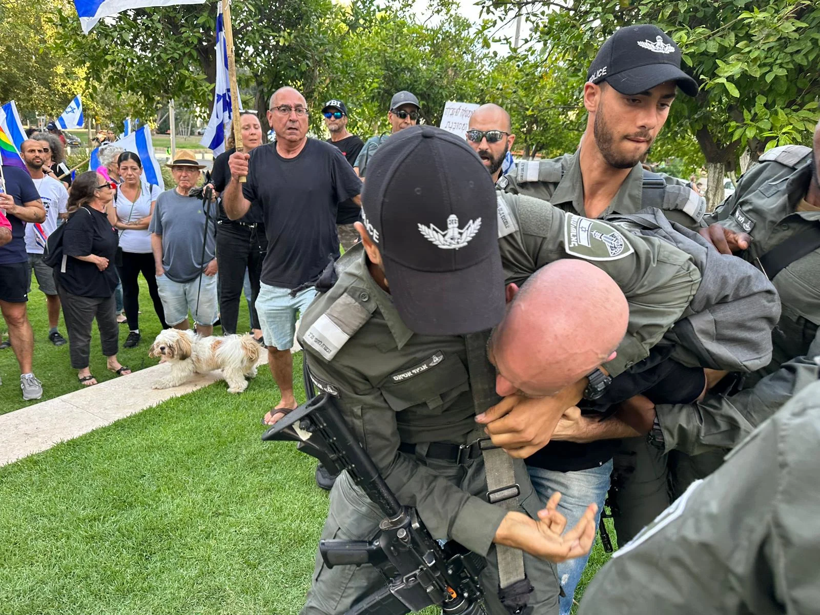 עצור בהפגנה מול ביתו של אוחנה