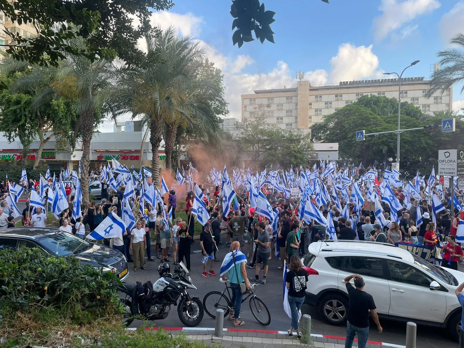 אבוקה בהפגנה מול בית השר אקוניס