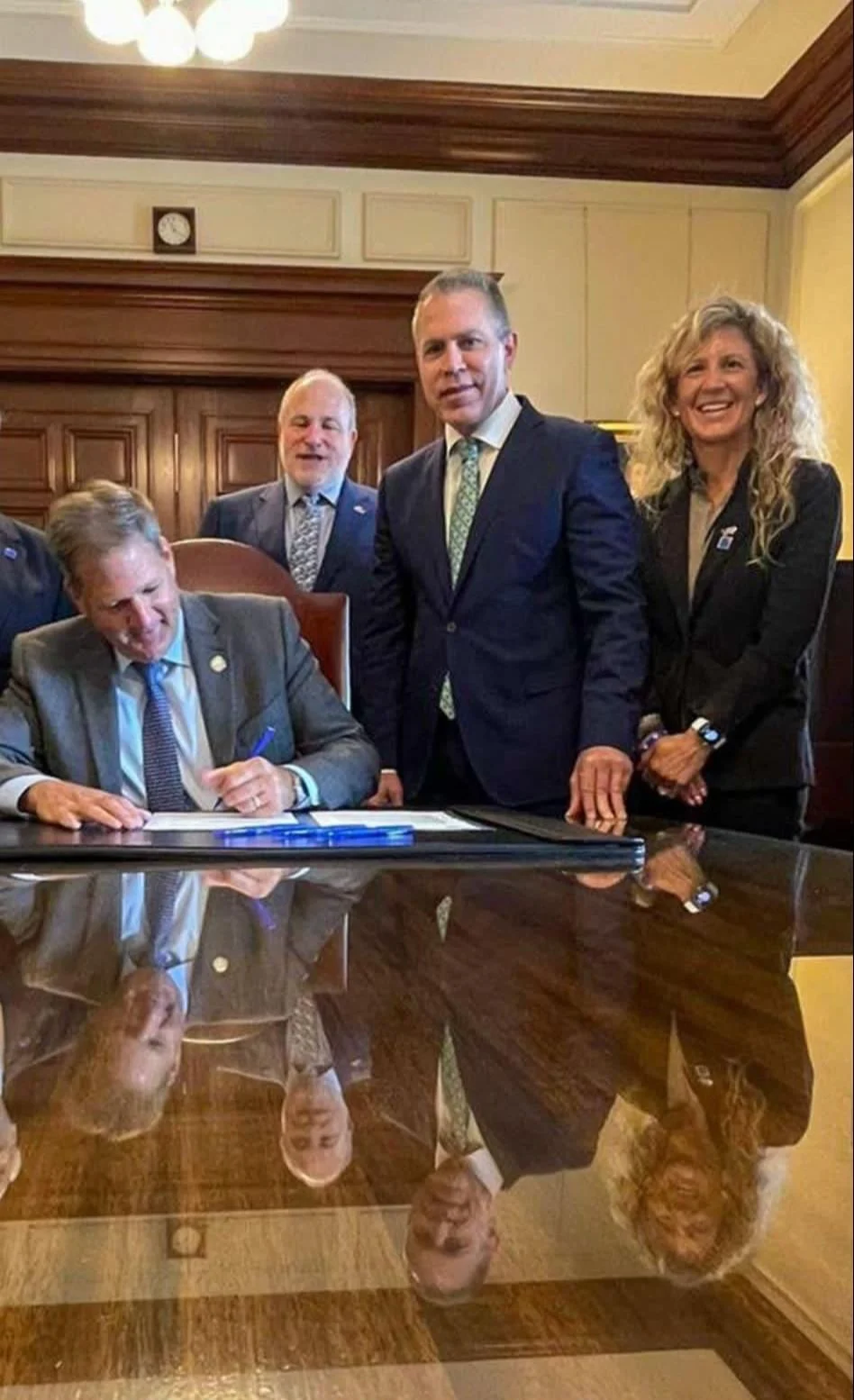 השגריר ארדן עם מושל מדינת ניו המפשייר