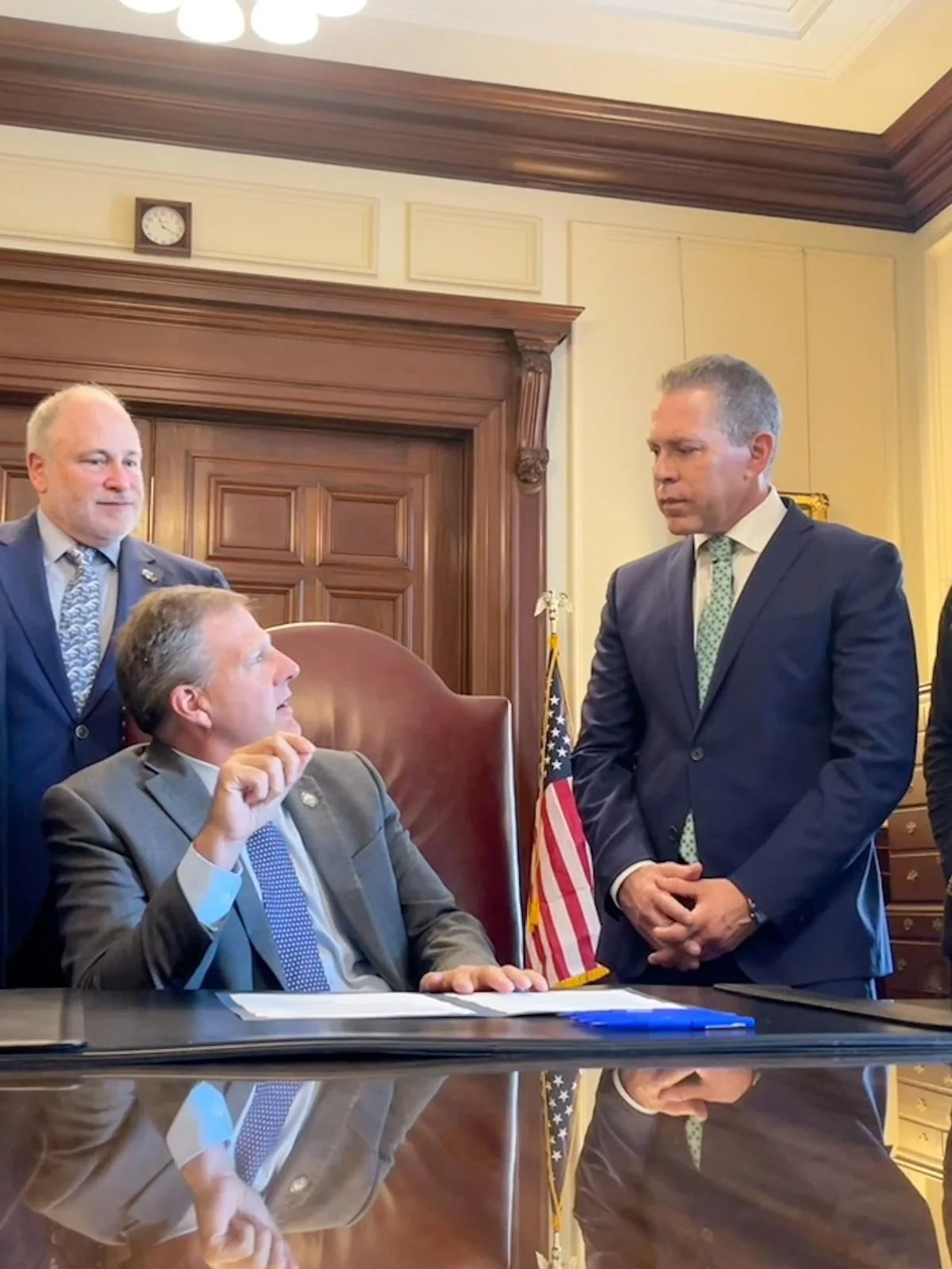 השגריר ארדן עם מושל מדינת ניו המפשייר