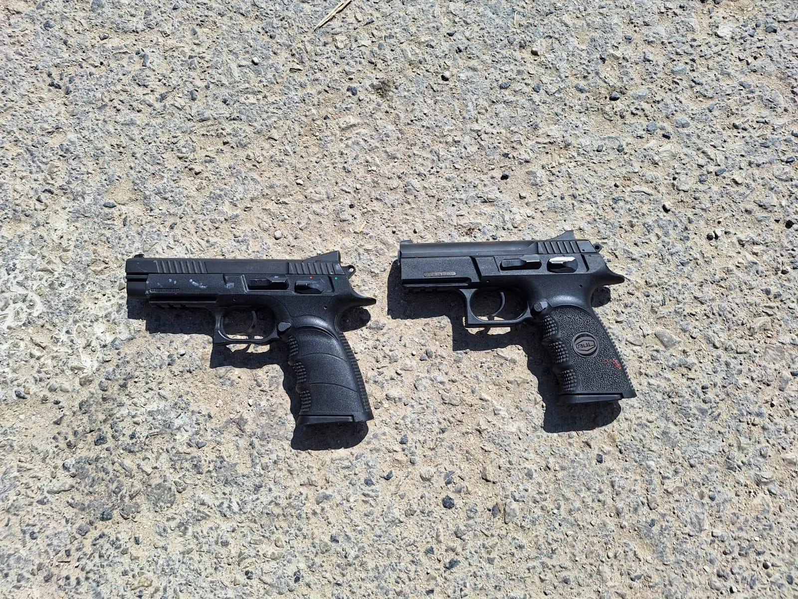 שני אקדחים שנתפסו בשכם