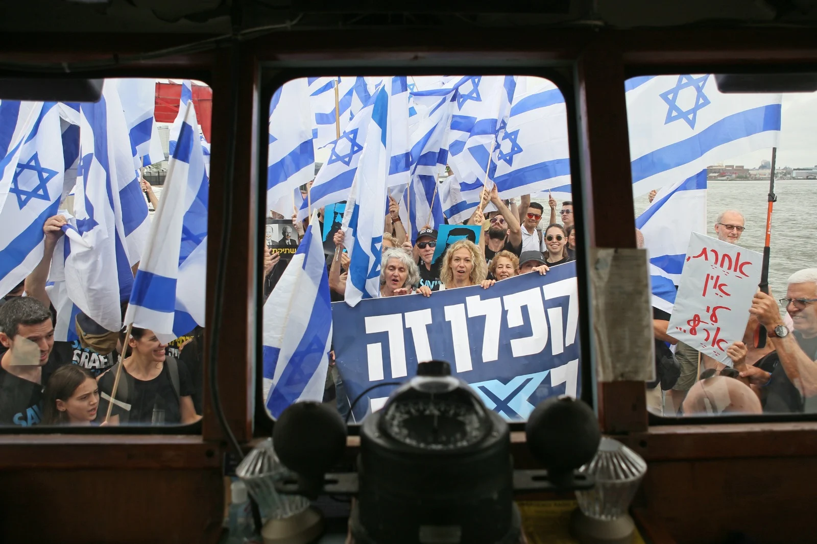 המחאה נגד המהפכה המשפטית ליד פסל החירות בניו יורק, ארצות הברית