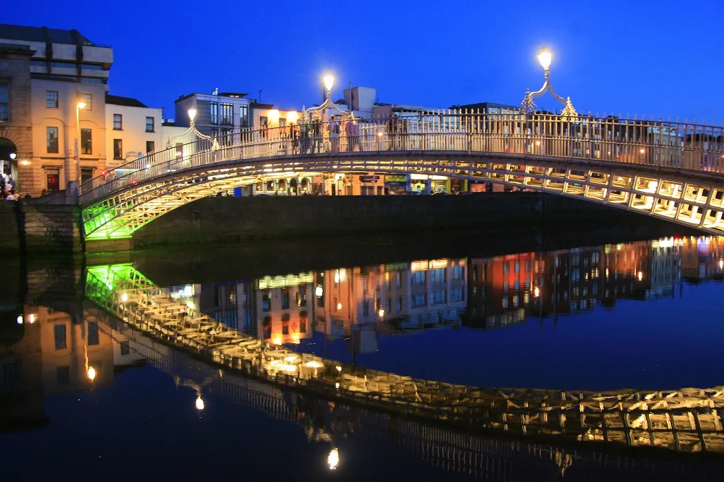 הגשר שמפריד בין מלון מוריסון לרובע הטמפל בר