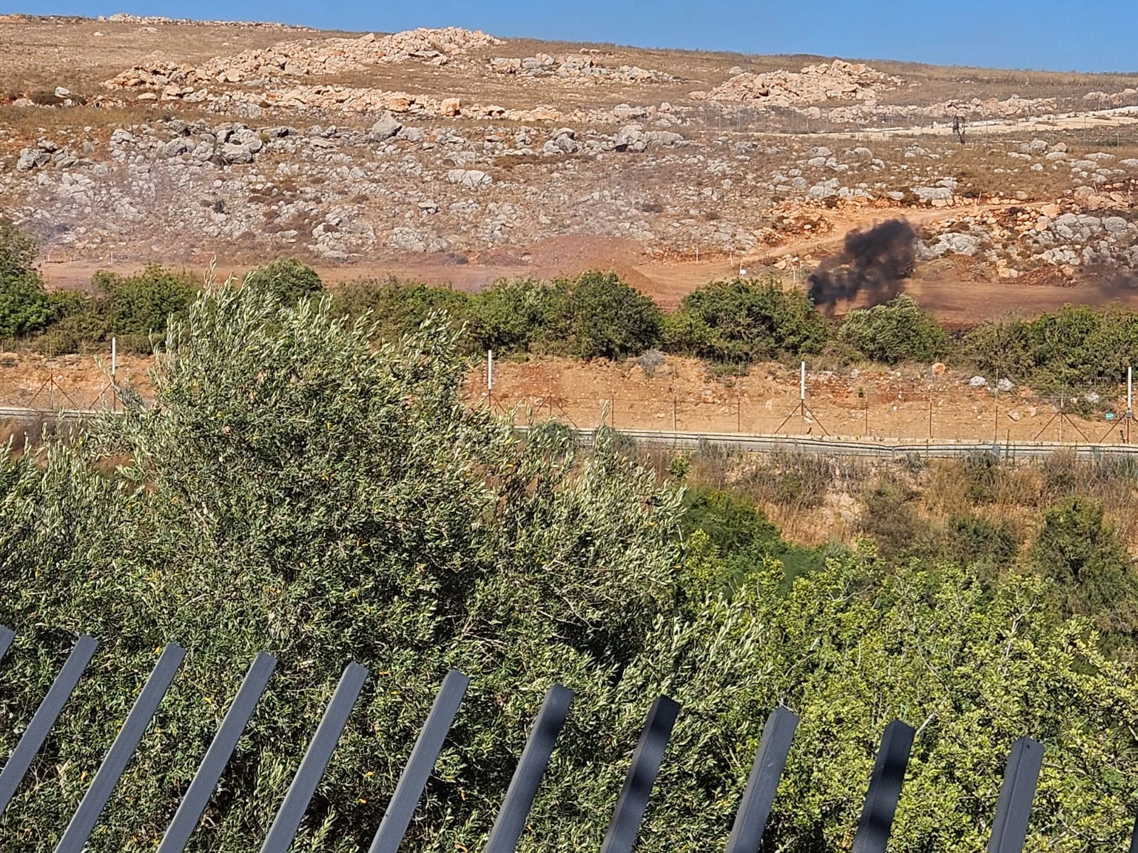 פעילי חיזבאללה מדליקים אש מול גבול הצפון