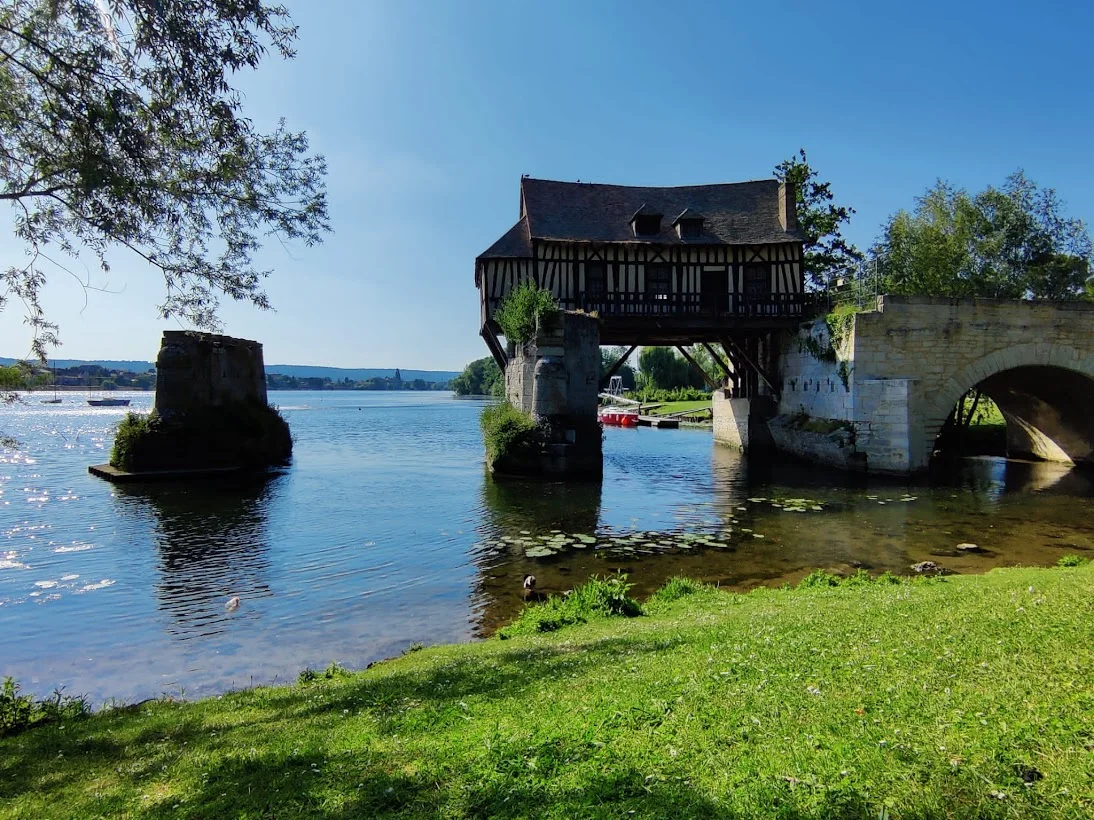 טחנת המים הישנה בעיירה ורנון