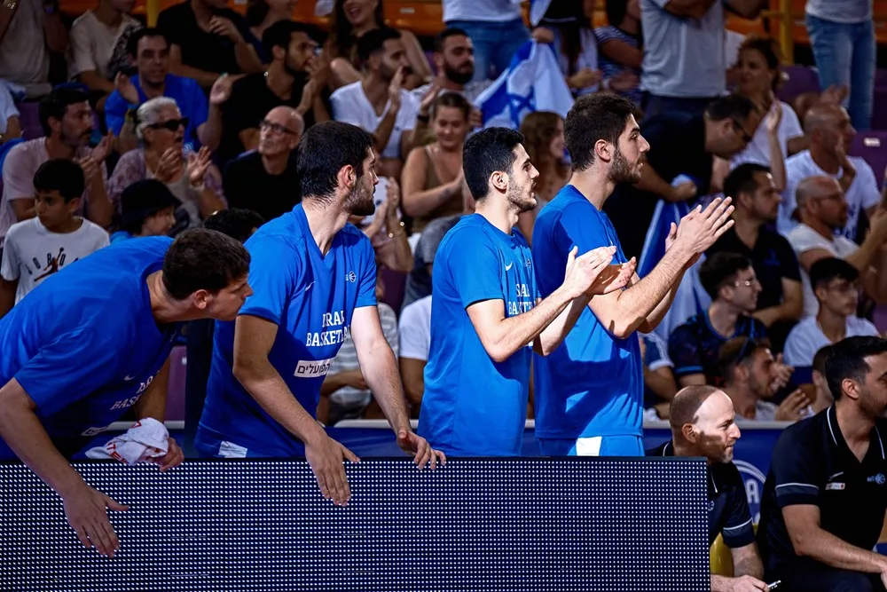 שחקני נבחרת ישראל חוגגים