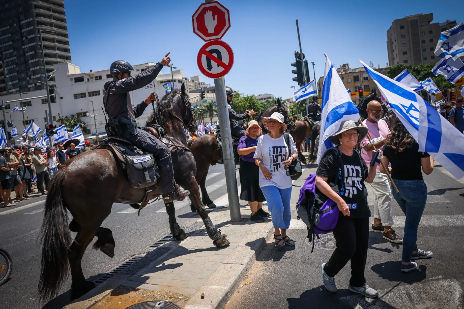 הפגנה, מחאה, מפגינים נגד המהפכה המשפטית ברמת גן