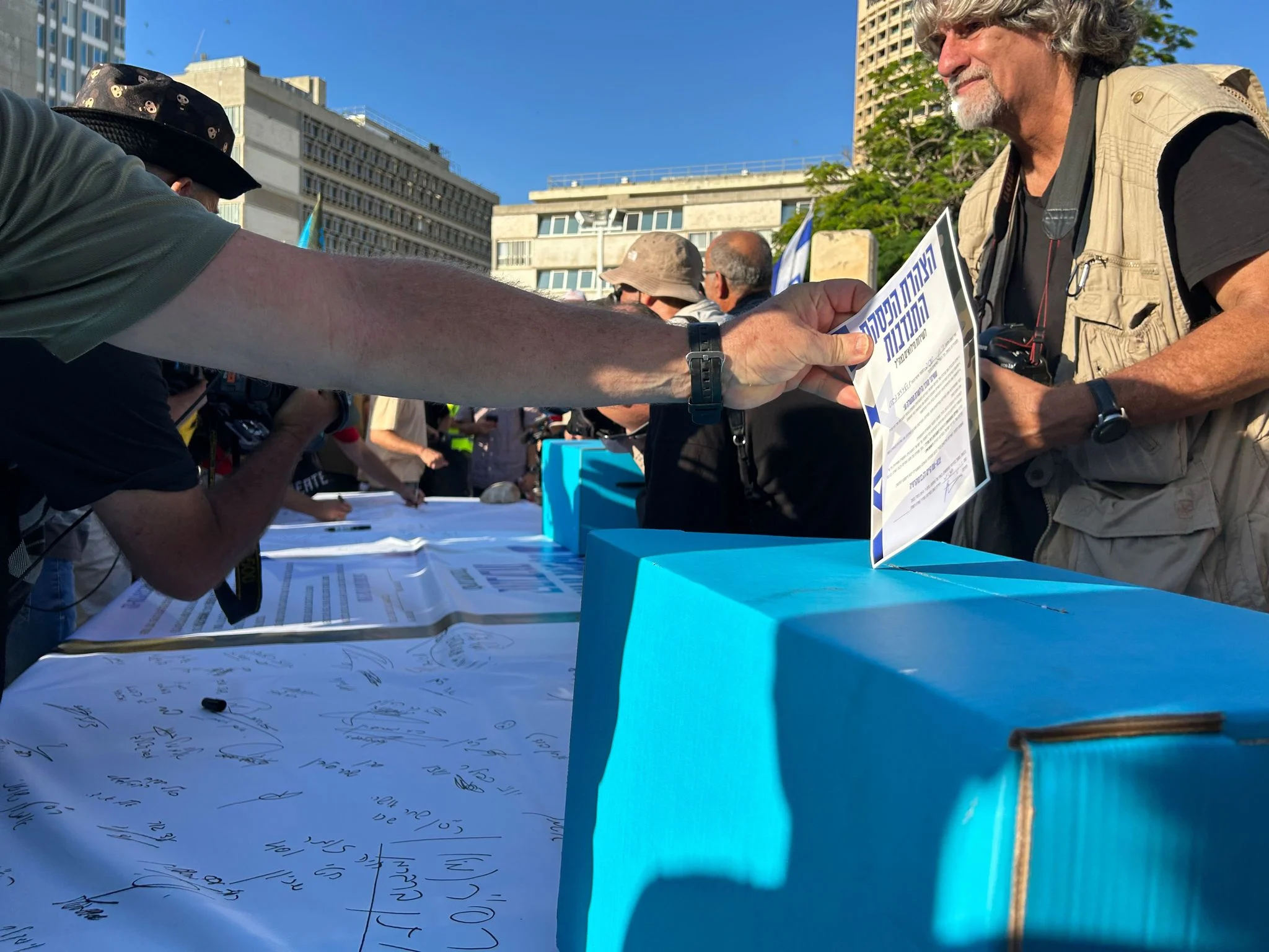 מחאת המילואימניקים ברחבת מוזיאון תל אביב