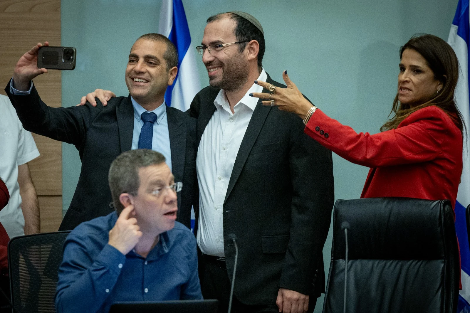 שמחה רוטמן ואופיר כ''ץ חוגגים את אישור ביטול עילת הסבירות בוועדת החוקה