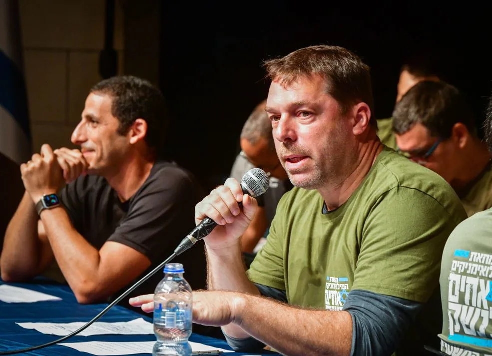 אנשי ''אחים לנשק'' במסיבת העיתונאים