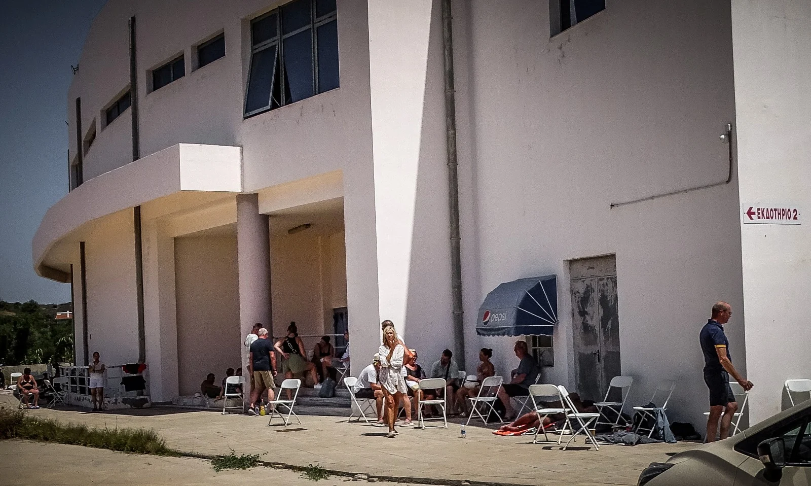 תיירים מחוץ לאצטדיון ברודוס יוון