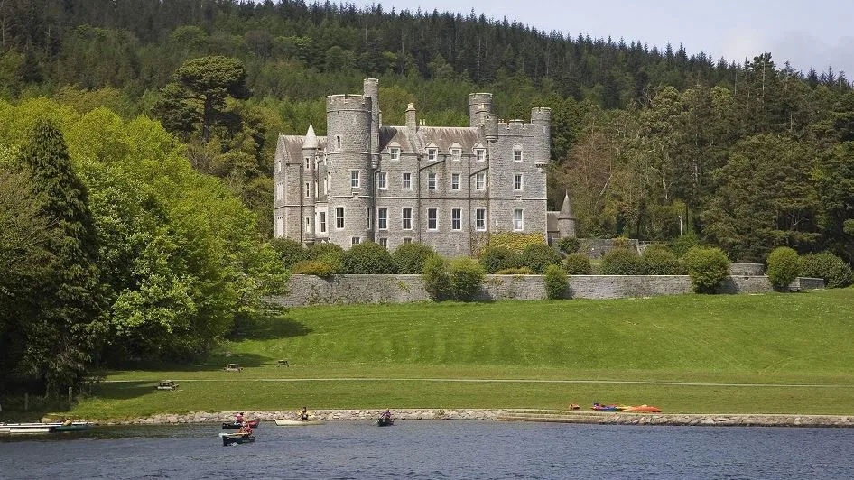 הטירה הוויקטוריאנית בגדת האגם