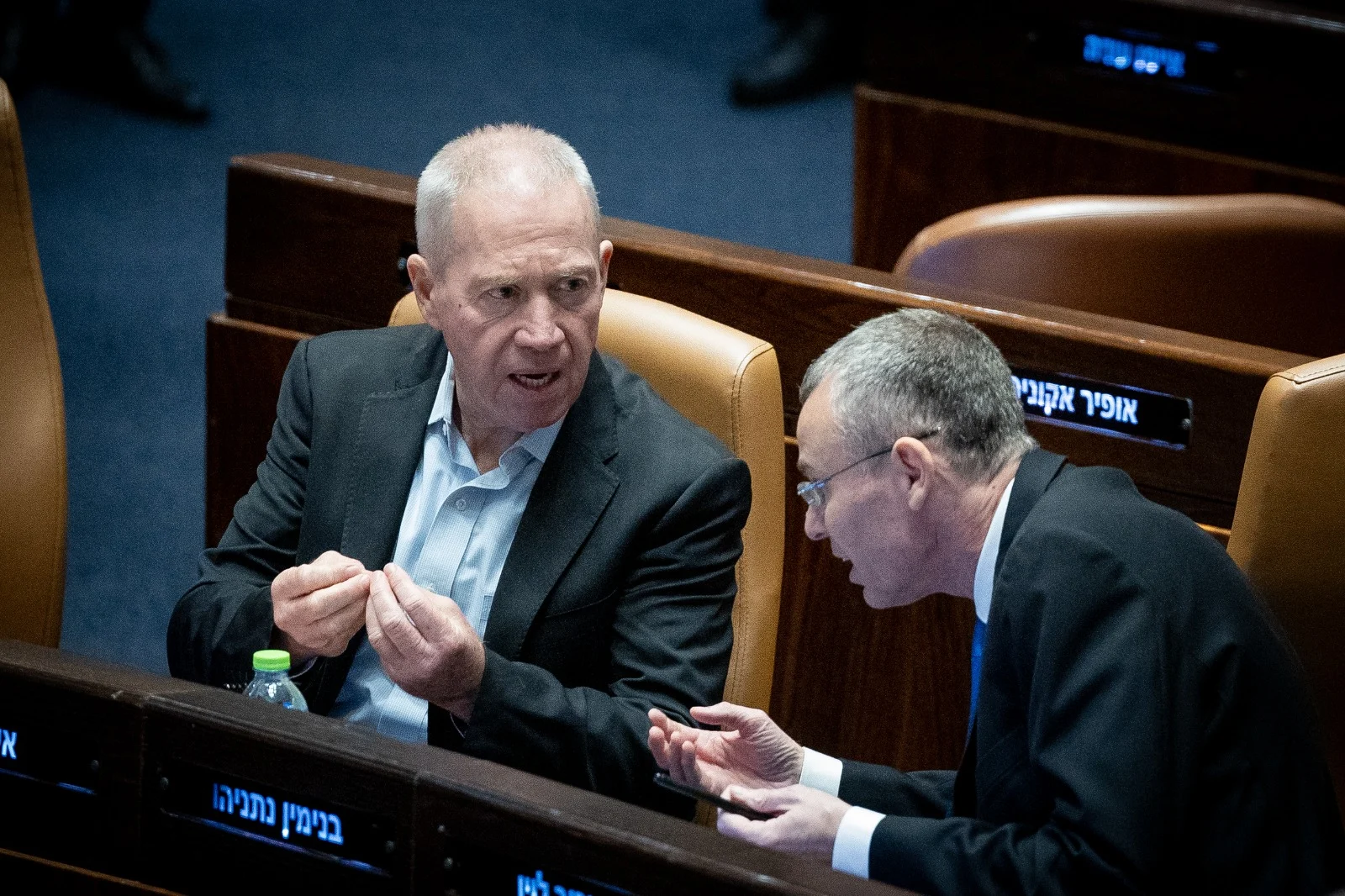 יואב גלנט בוויכוח עם יריב לוין