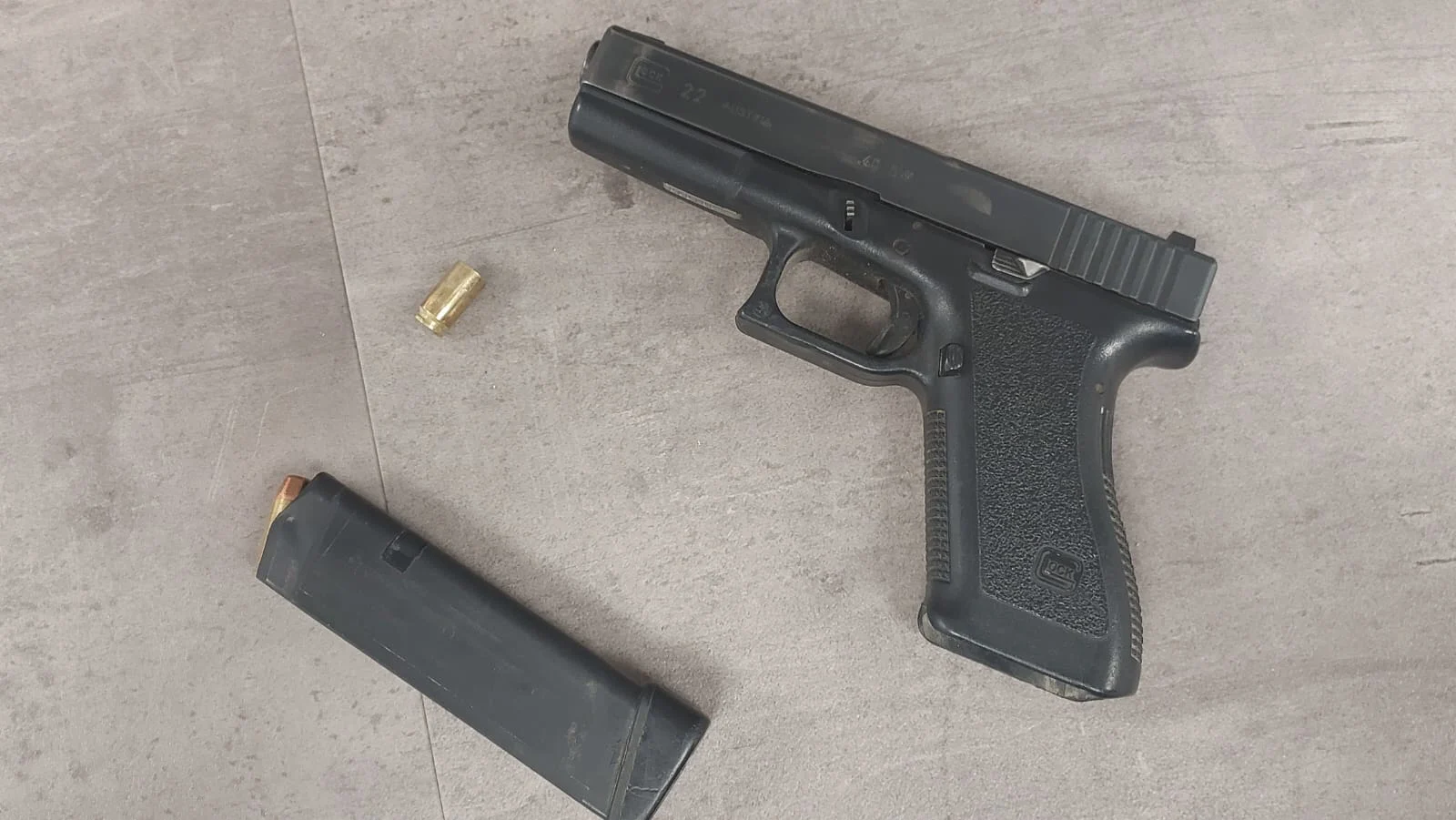 נשקו של הקב''ט בחצרים