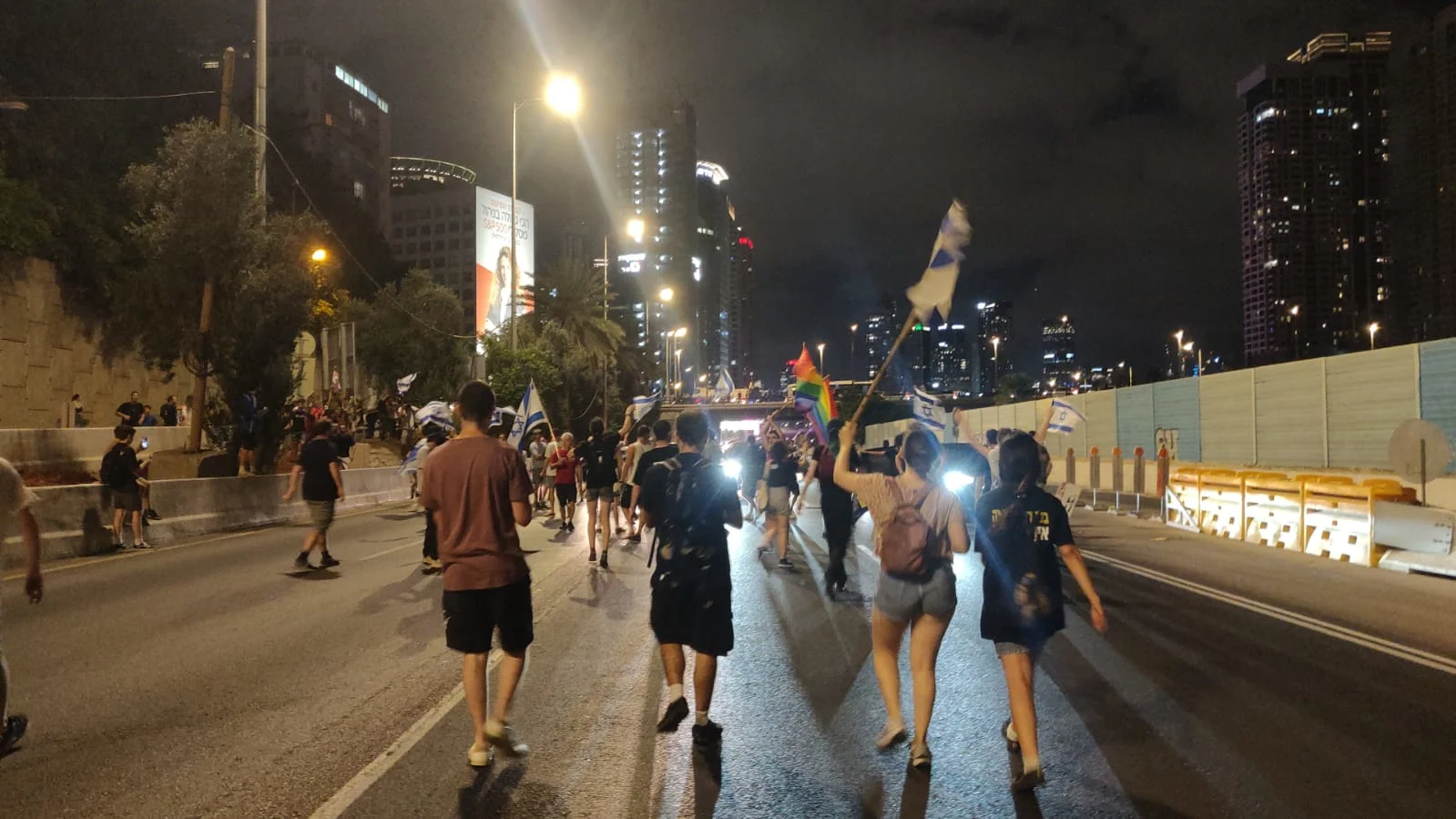 מפגינים צועדים על איילון צפון