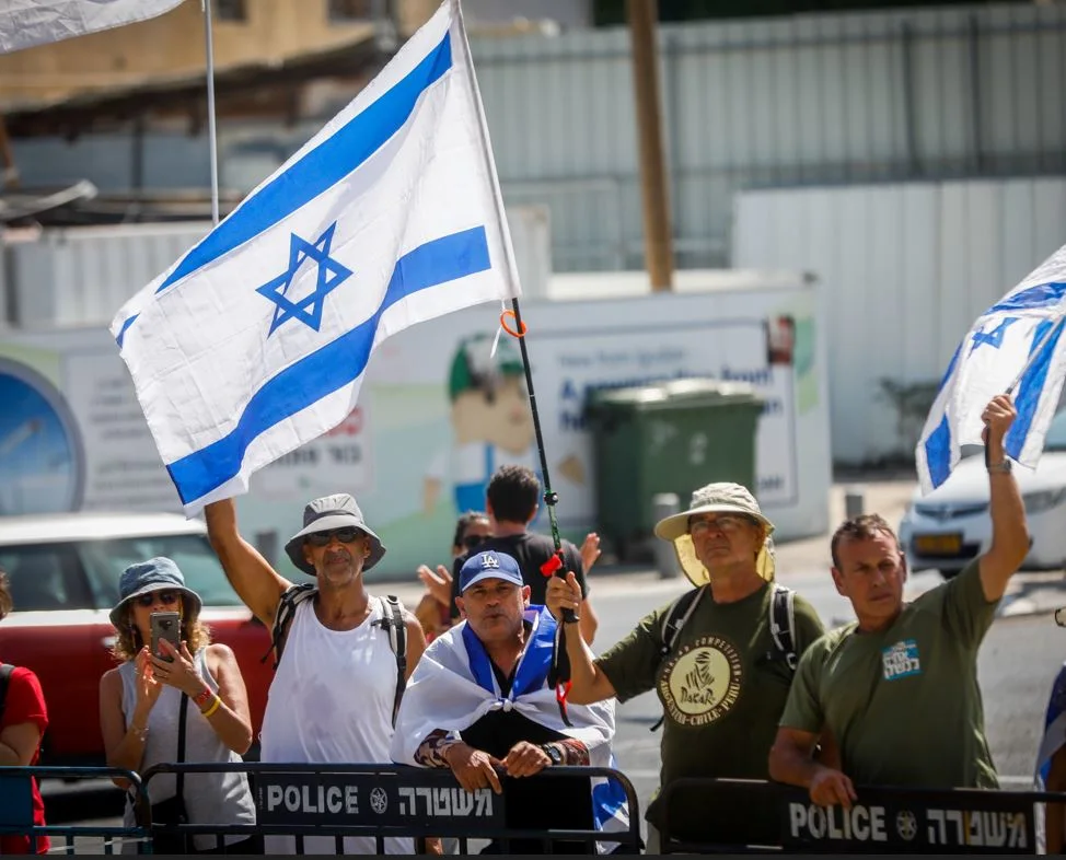 מפגינים מחוץ לתחנת המשטרה ברחוב סלמה בת''א