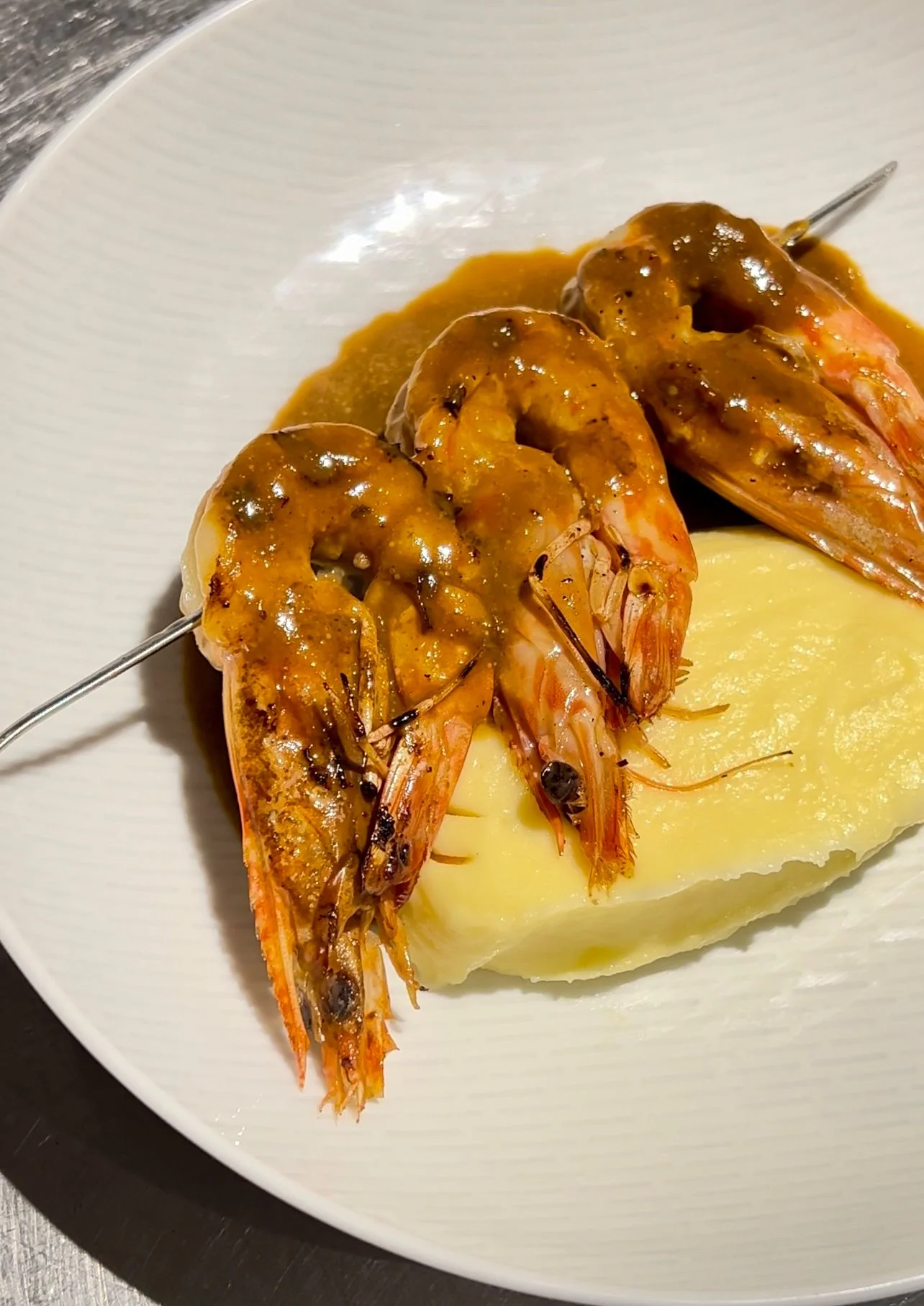 שרימפס ופירה, מסעדת שיינע